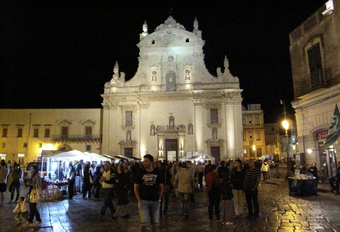 I fischietti riempiono piazza San Pietro