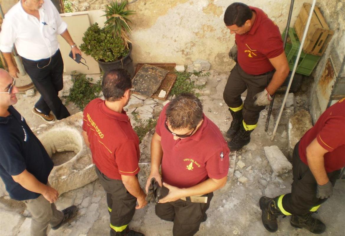 Un gatto cade in un pozzo accanto alla Basilica, vani i tentativi di raggiungerlo