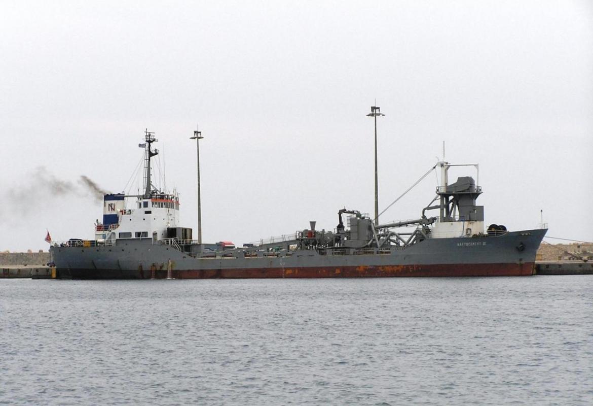 Nave cementiera bloccata nel porto di Gallipoli