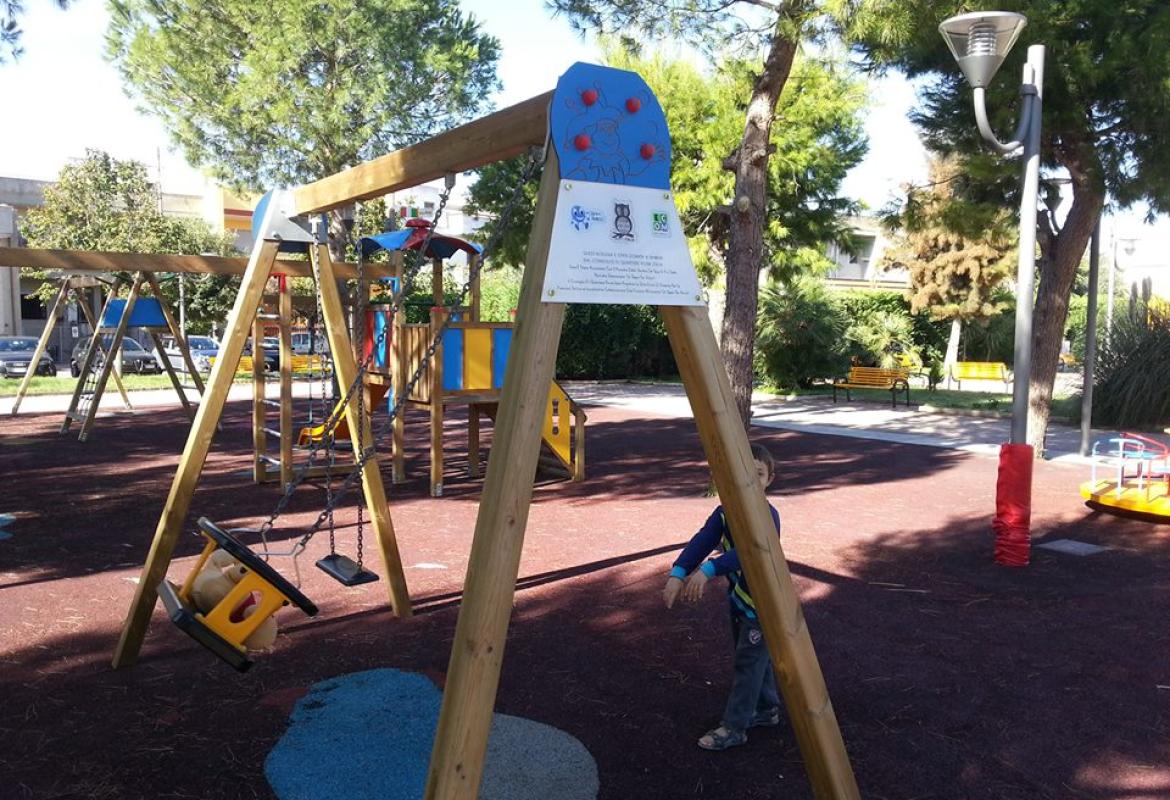 Un'altalena 'fatta' con i tappi