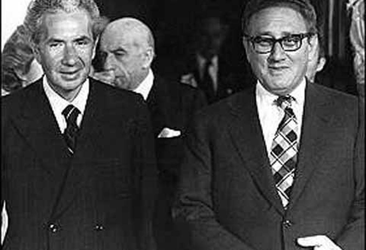 &quot;Lei deve smettere di perseguire il suo piano politico per portare tutte le forze del suo Paese a collaborare direttamente&quot;. Chi minacciò Aldo Moro?