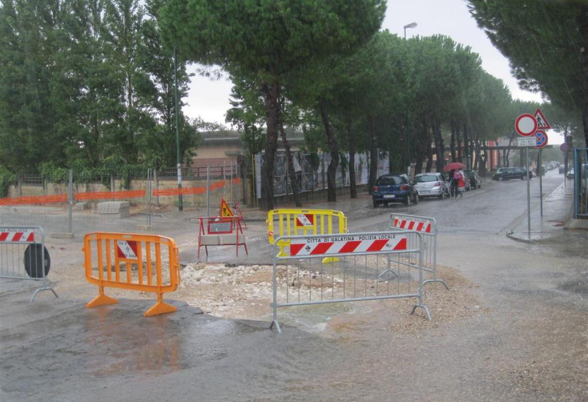 Attraversamento a raso della tangenziale davanti al Polo 2? Nessuno ha dato disposizioni all'impresa