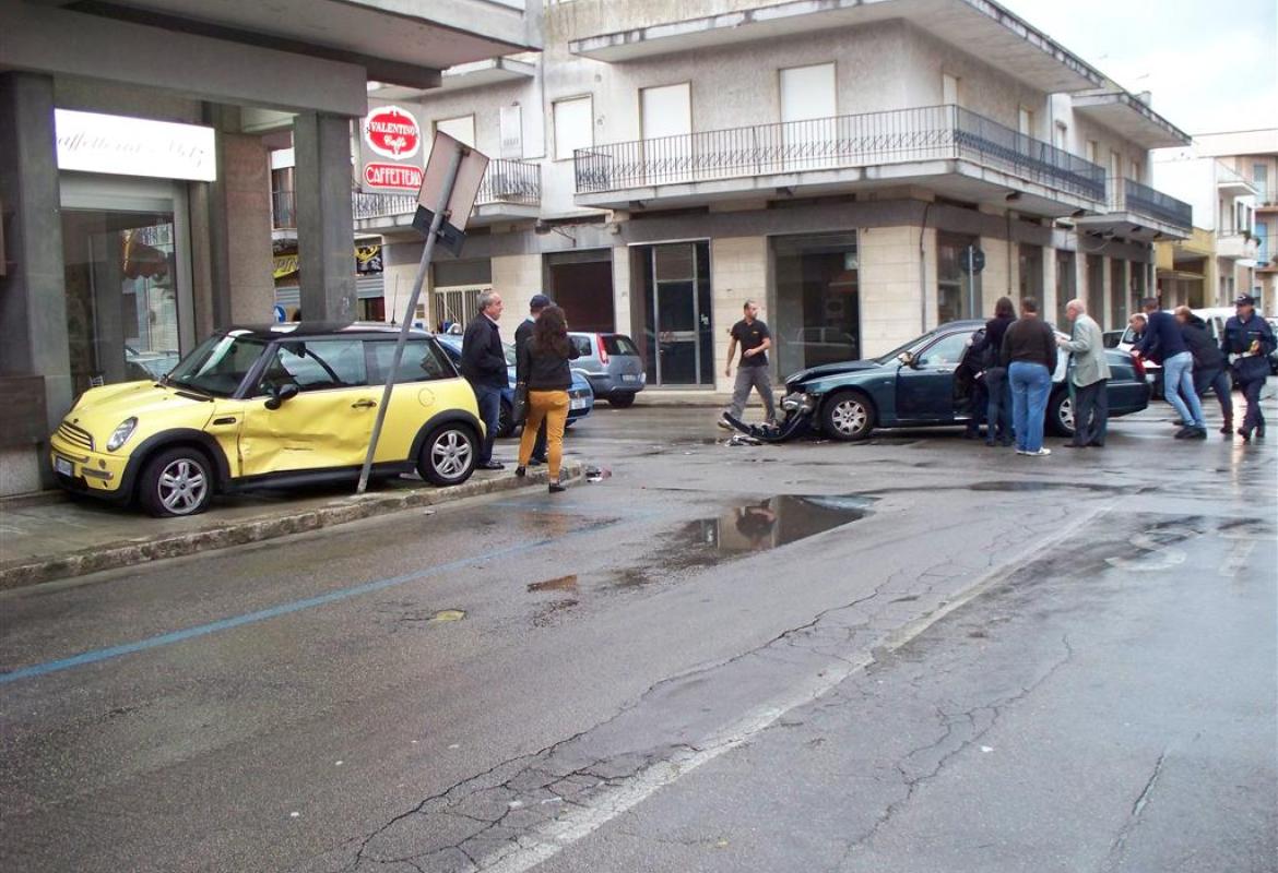 Ennesimo incidente fra via Liguria e via Marche, nessun ferito ma tanta paura