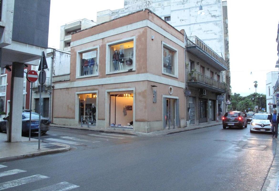 Vetrina sfondata e furto nella notte a 'Corso Porta Luce 31'. Lo sconforto dei titolari