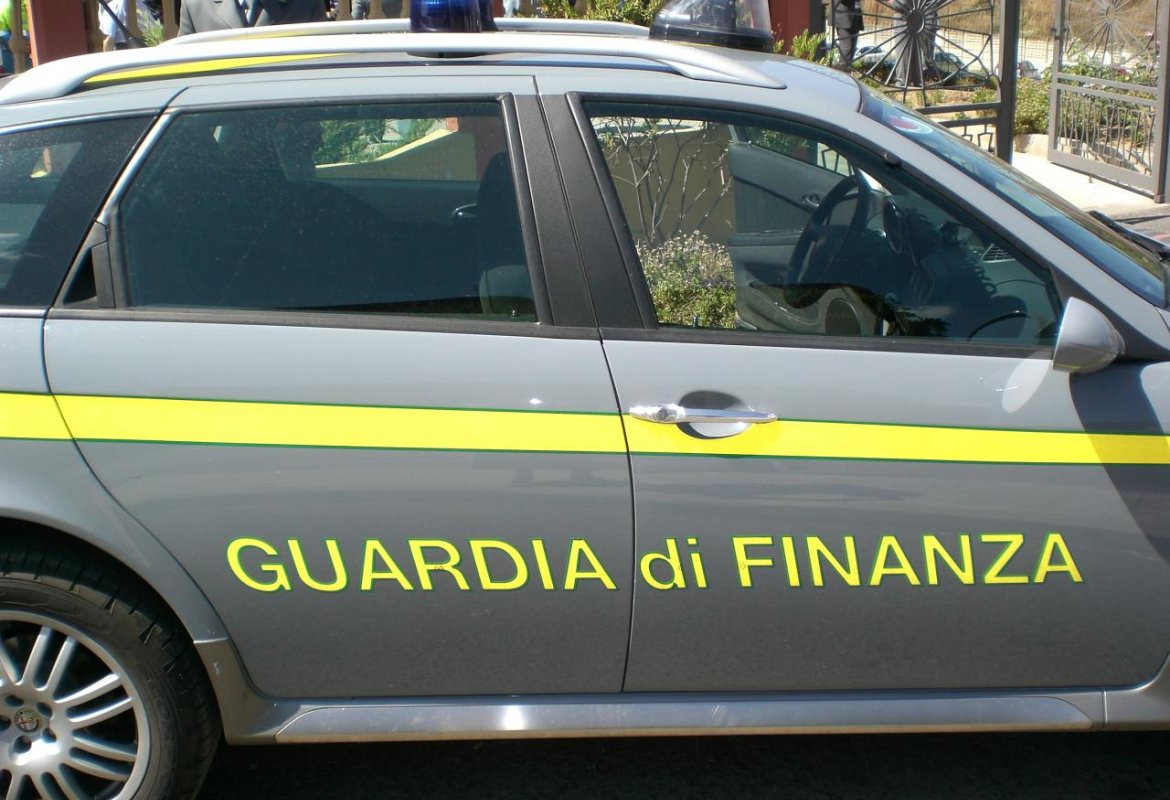 Evasione milionaria, calzificio del basso Salento nei guai