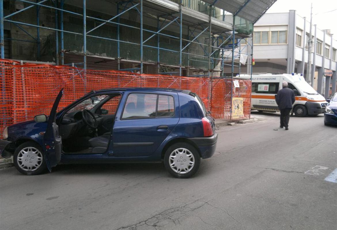 Diciottenne galatinese esce quasi indenne dalla sua Clio capovoltasi in via Diaz