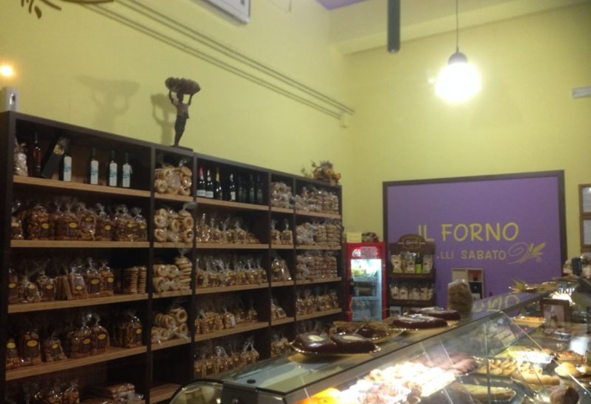 Con il trucco dei 200 euro mettono a soqquadro un forno e rubano il resto 