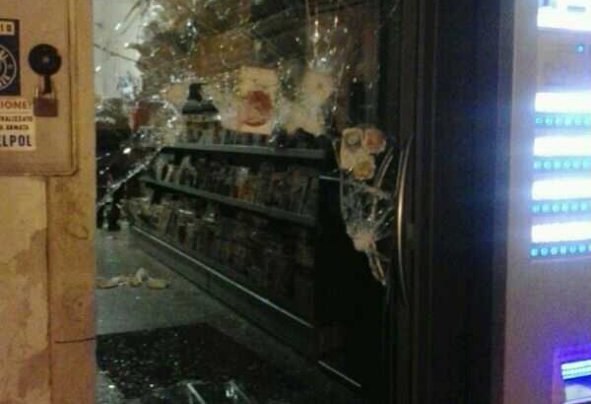 Con una mazza ferrata contro il tabacchino, furto nella notte