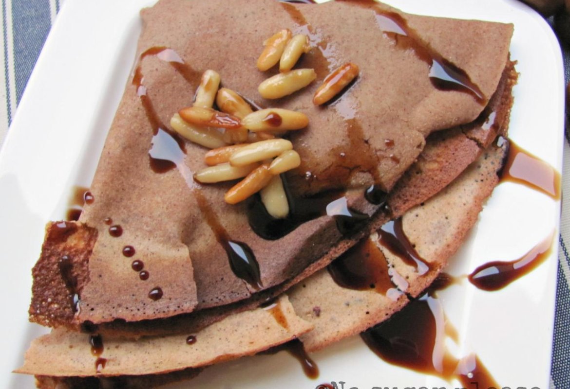 Crepes con farina di castagne e pinoli caramellati