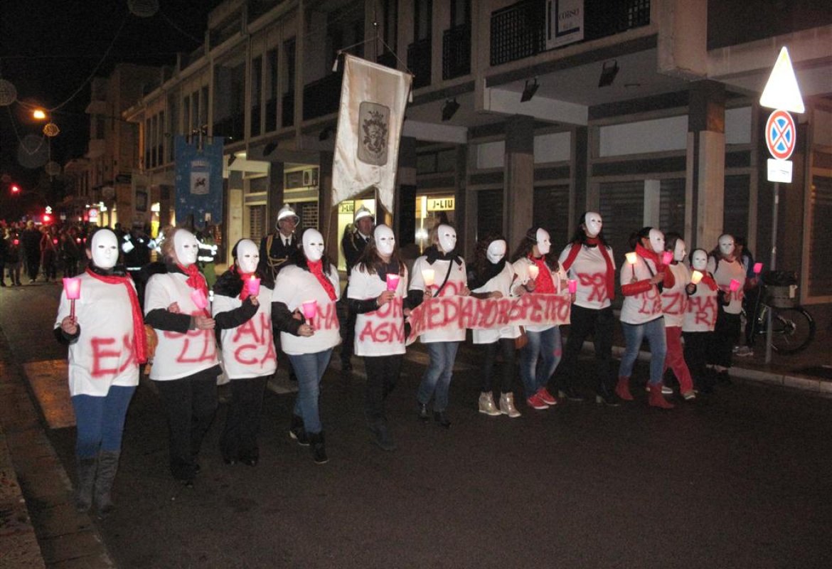 Rosso, il colore della lotta. Contro la violenza.