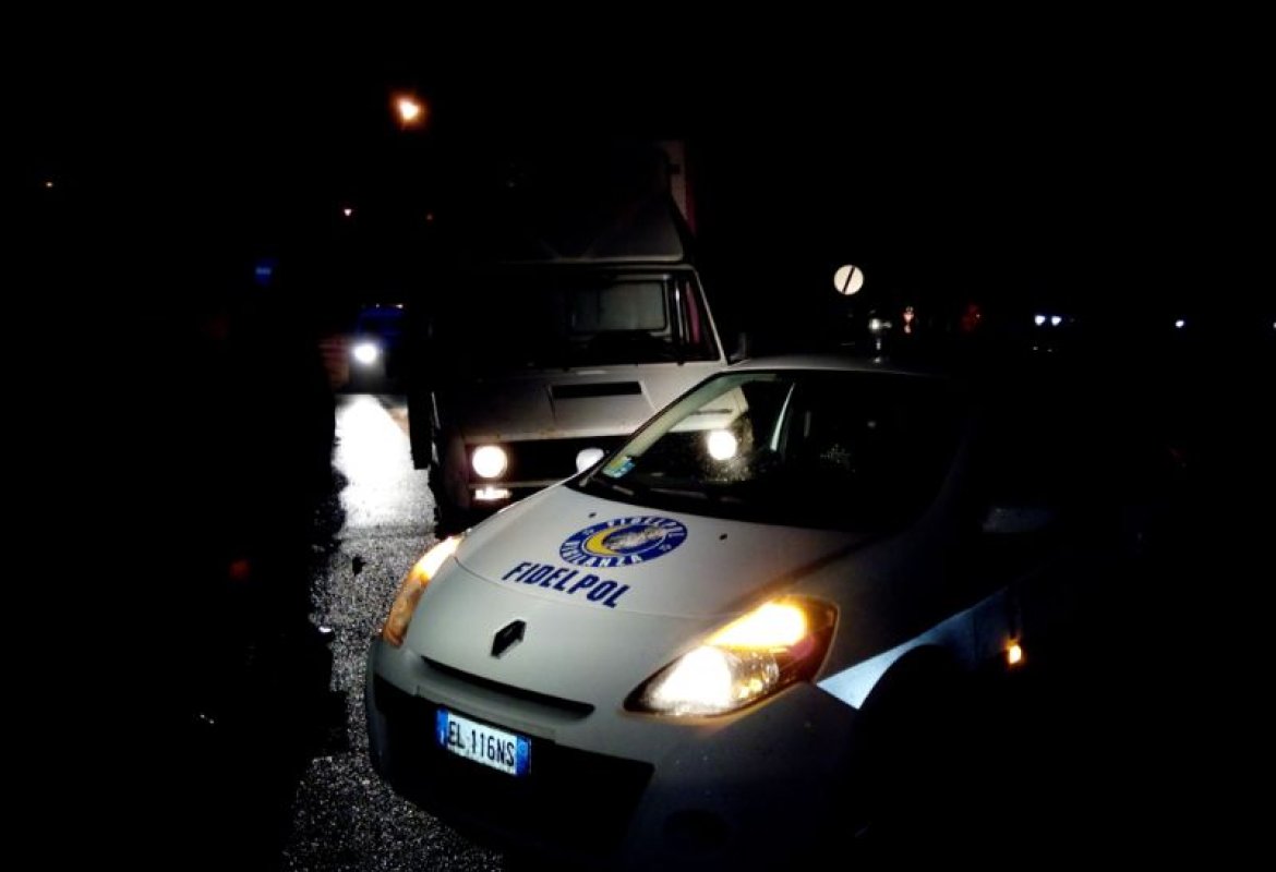 Si spaventano e abbandonano un furgone carico di pannelli fotovoltaici, probabilmente rubati