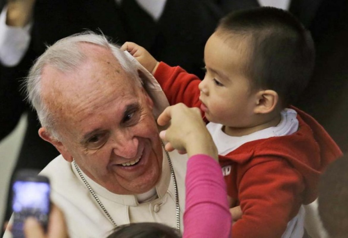Papa Francesco festeggia il suo 77° compleanno con quattro persone senza fissa dimora