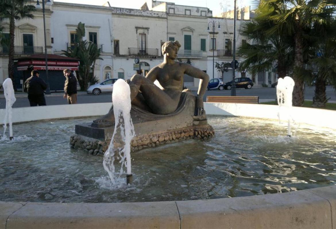 &quot;Babbo Natale esiste ed io lo so&quot;. L'acqua è tornata nella fontana della 'Lampada senza luce' 