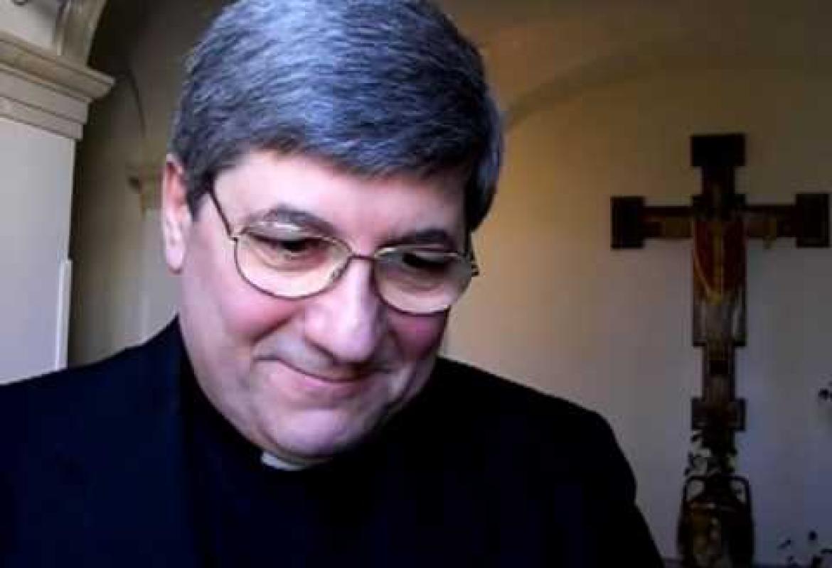 Monsignor Enzo Pisanello compra 42 tablet per i suoi parroci e qualche imprudente li fa diventare quattromila