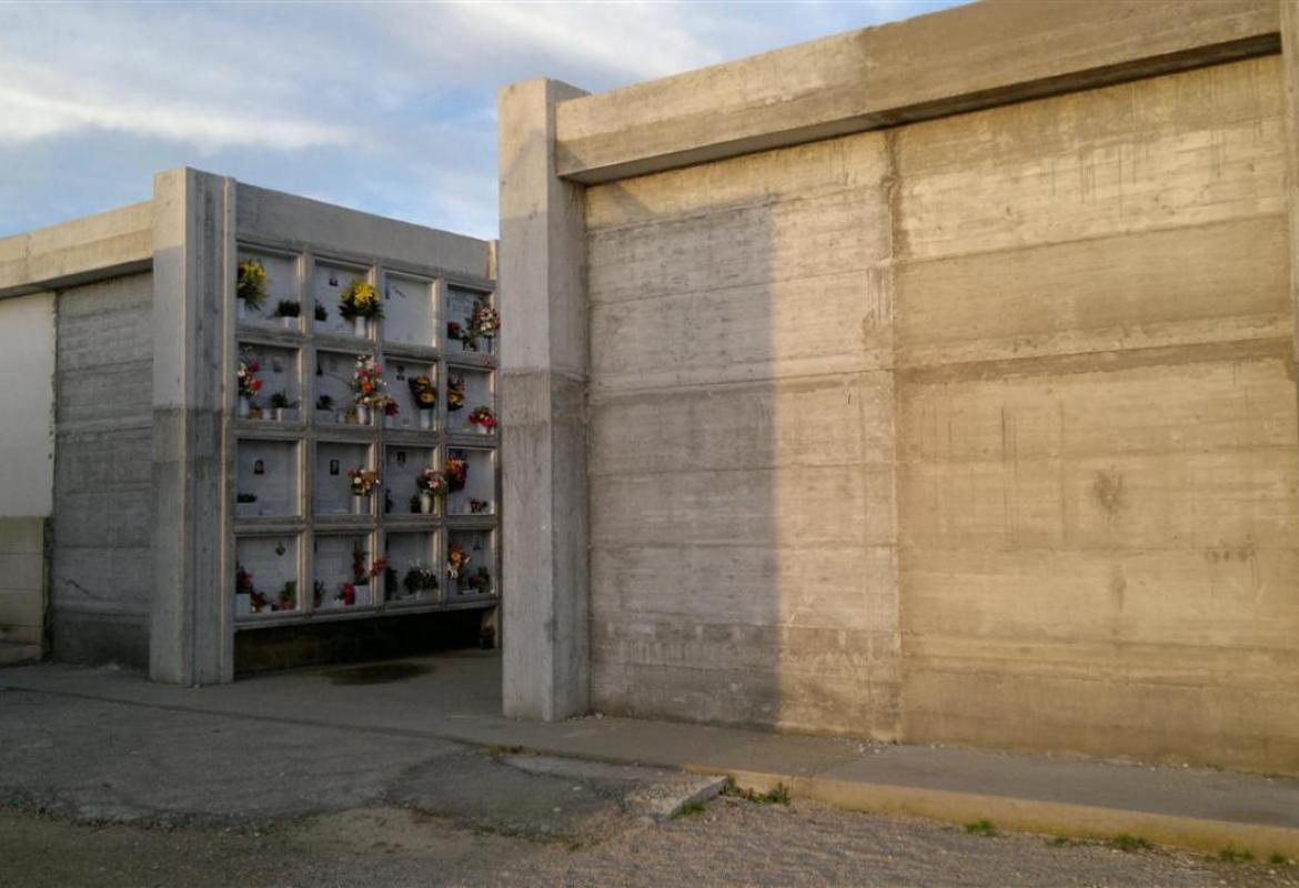 "Fatti i loculi penseremo ai tetti". "Nelle prossime settimane illumineremo le zone buie della città"