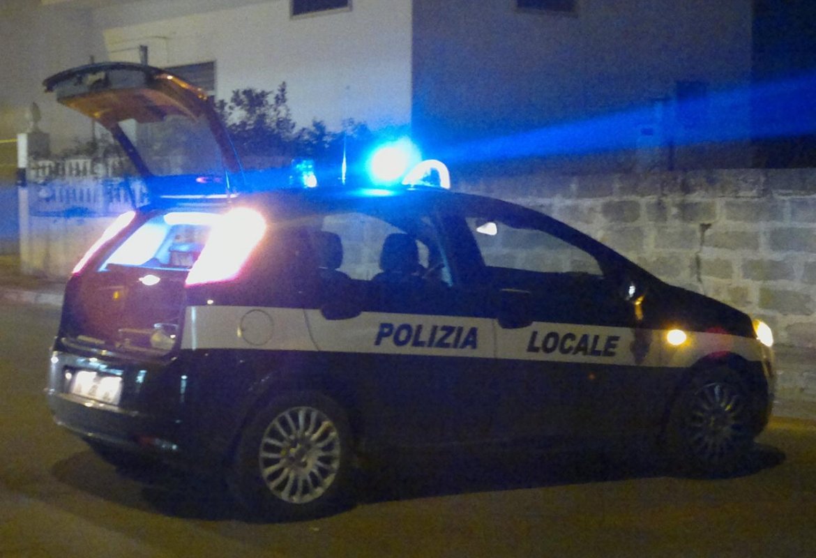 &quot;Ingresso di casa bloccato da un'auto in divieto di sosta. Segnalato ai Vigili&quot;. Soluzione? Nessuna