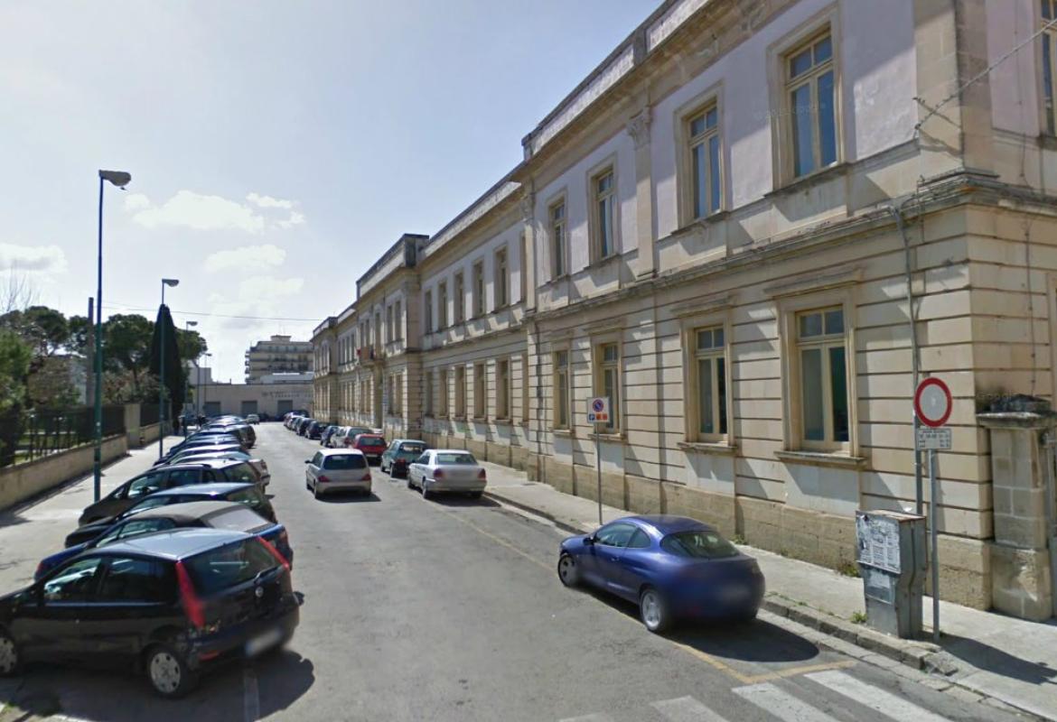 Quell'autostrada pomeridiana davanti alla scuola di piazza Cesari. Dove sono i Vigili?