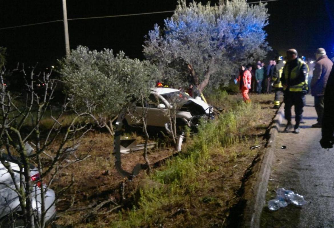 Due auto si urtano e volano fuori strada sulla provinciale 352, in prognosi riservata un trentenne di Noha