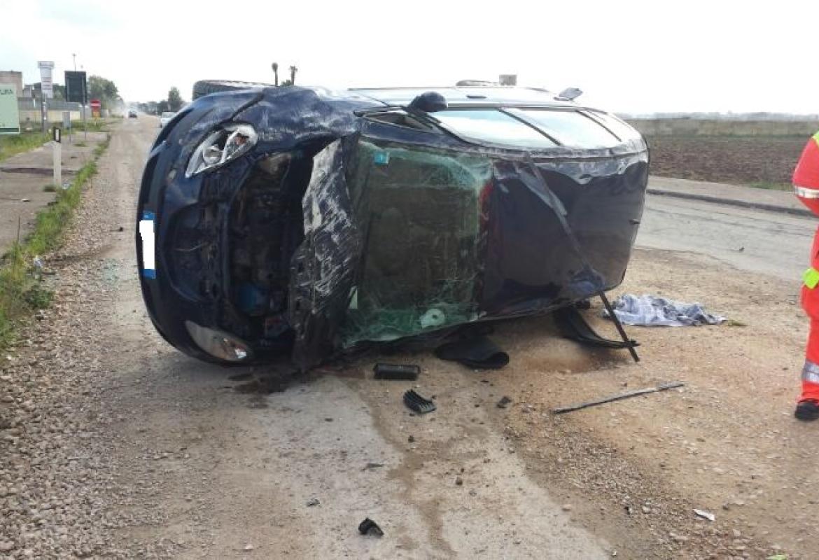 Giovane nohana esce indenne dalla sua auto che si capovolge sulla Galatina - Lecce