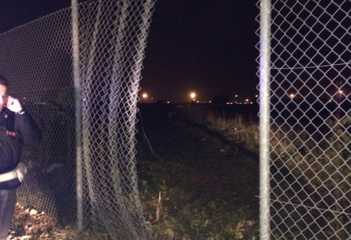 Tagliano la rete e rubano i cavi. L'intervento di un agente costringe i ladri alla fuga