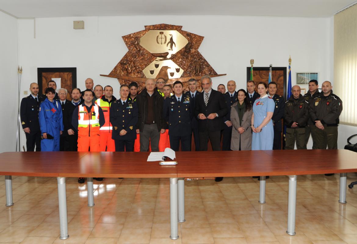 Gli operatori sanitari dell'Aeroporto di Galatina con gli equipaggi del 118 per imparare a gestire le emergenze