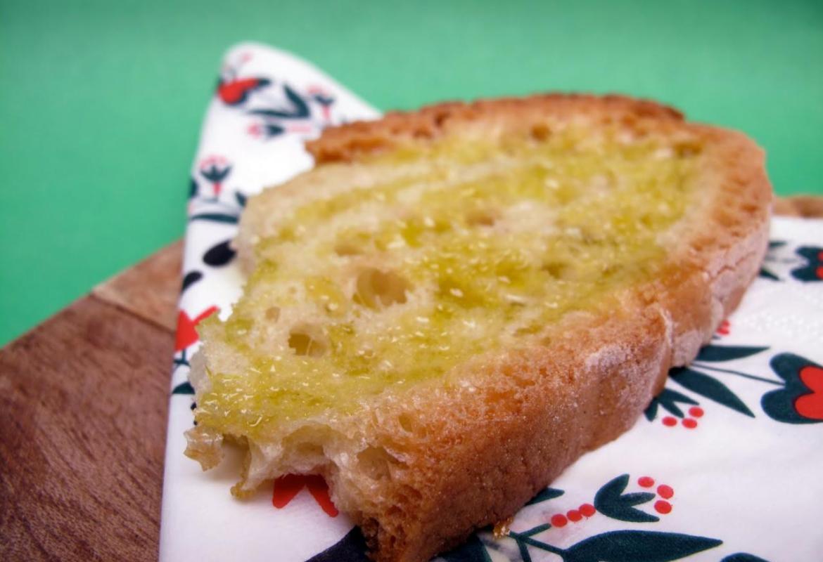 “Una fetta di pane e un filo di olio extra vergine di oliva"