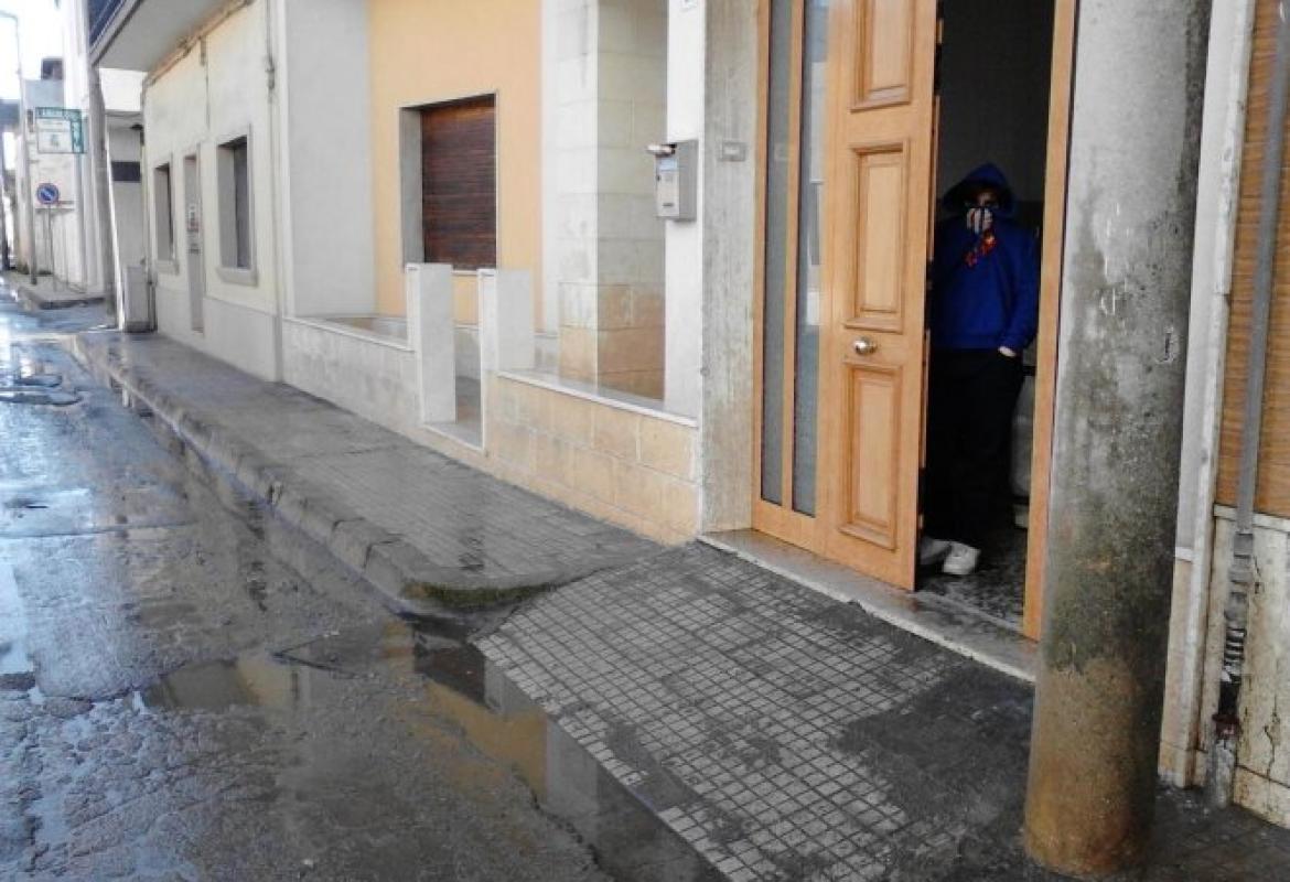 "Via Val d'Aosta viene invasa dai liquami e nessuno si preoccupa di igienizzare la zona"