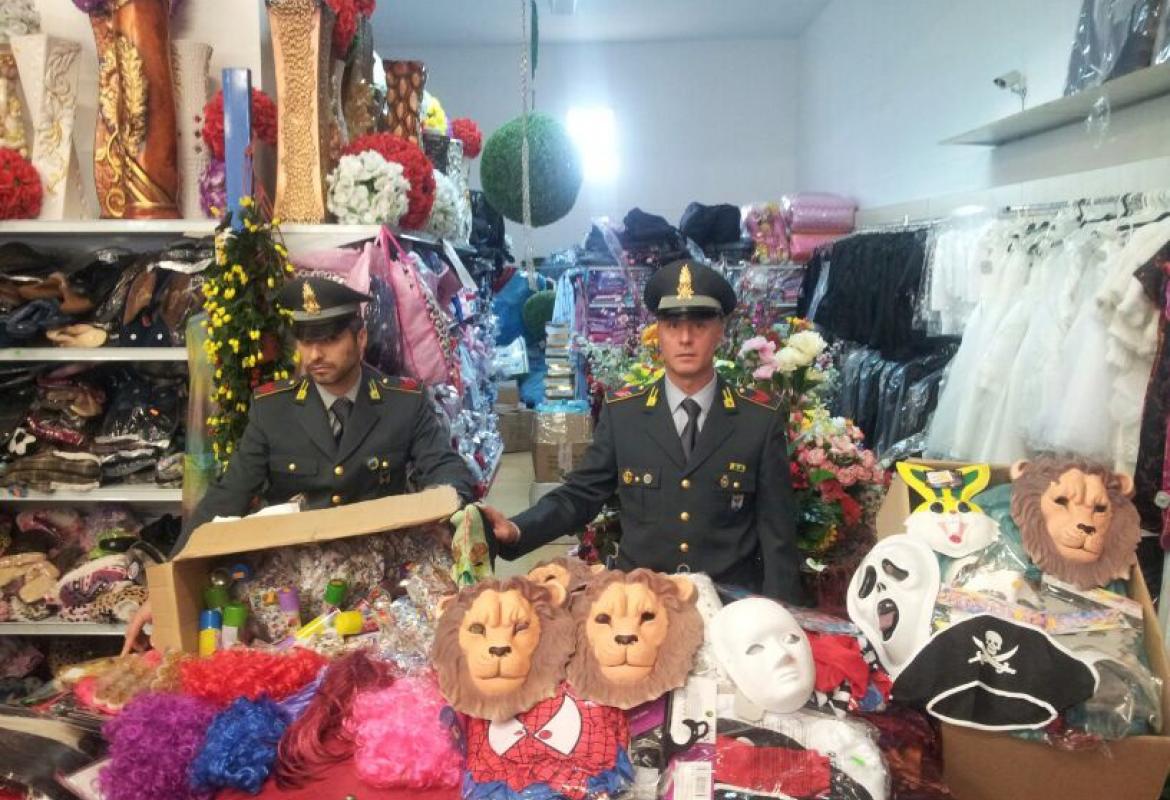 Tutela dei consumatori, sequestrati a negozio cinese 1400 articoli di carnevale