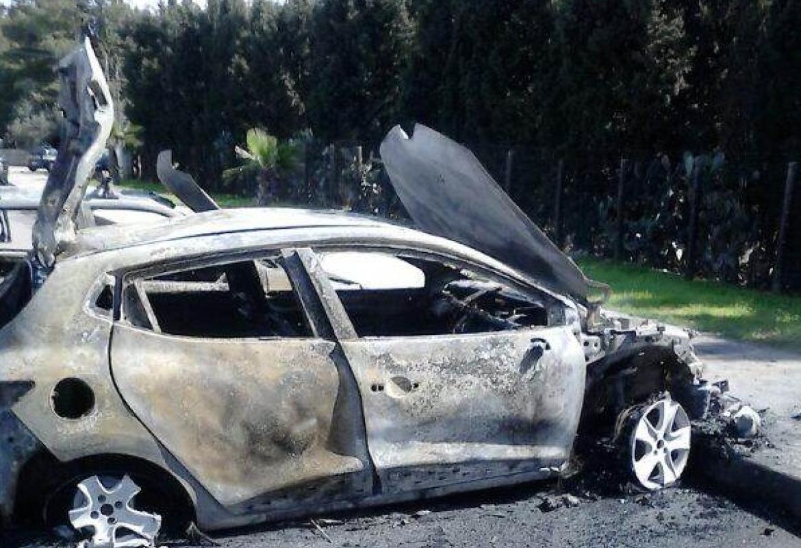A fuoco due auto nel parcheggio del cimitero. Distrutta la Clio del Presidente della Pro-Loco di Galatina