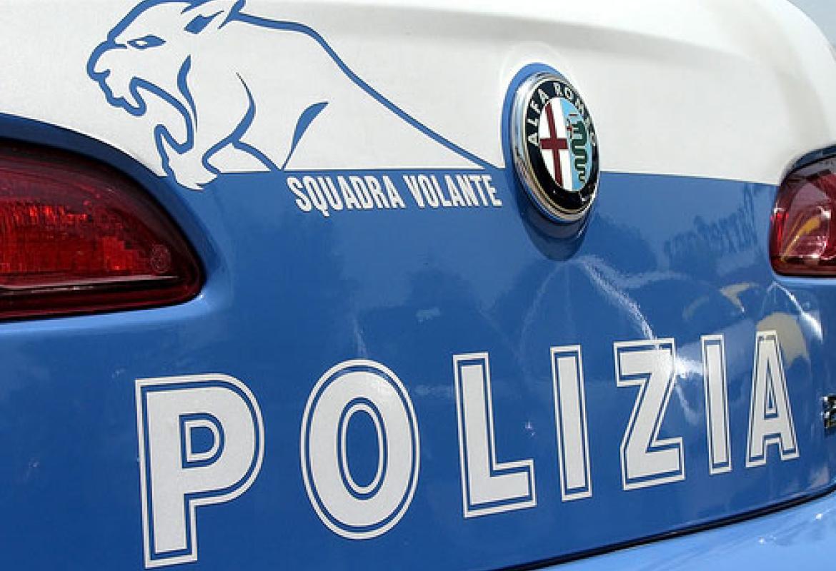 Cercano di vendere falsi gioielli ai passanti, denunciati due rumeni