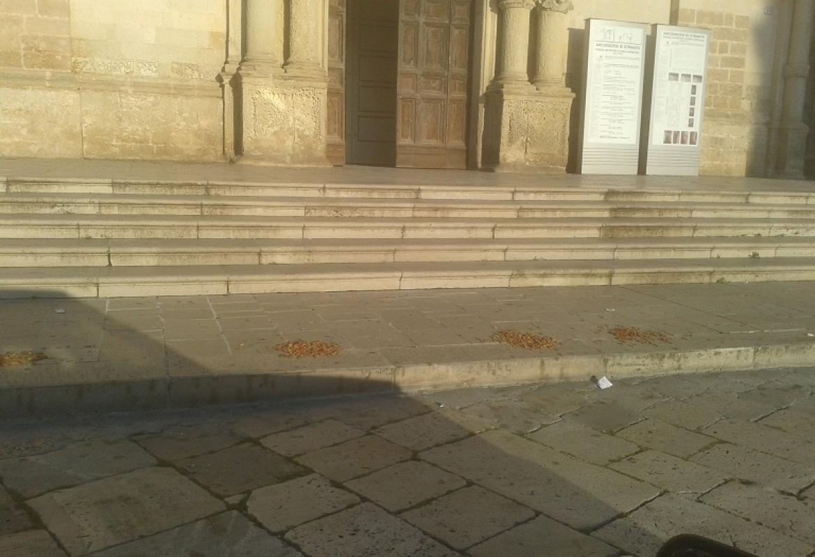 Piazza San Pietro è in mano agli incivili