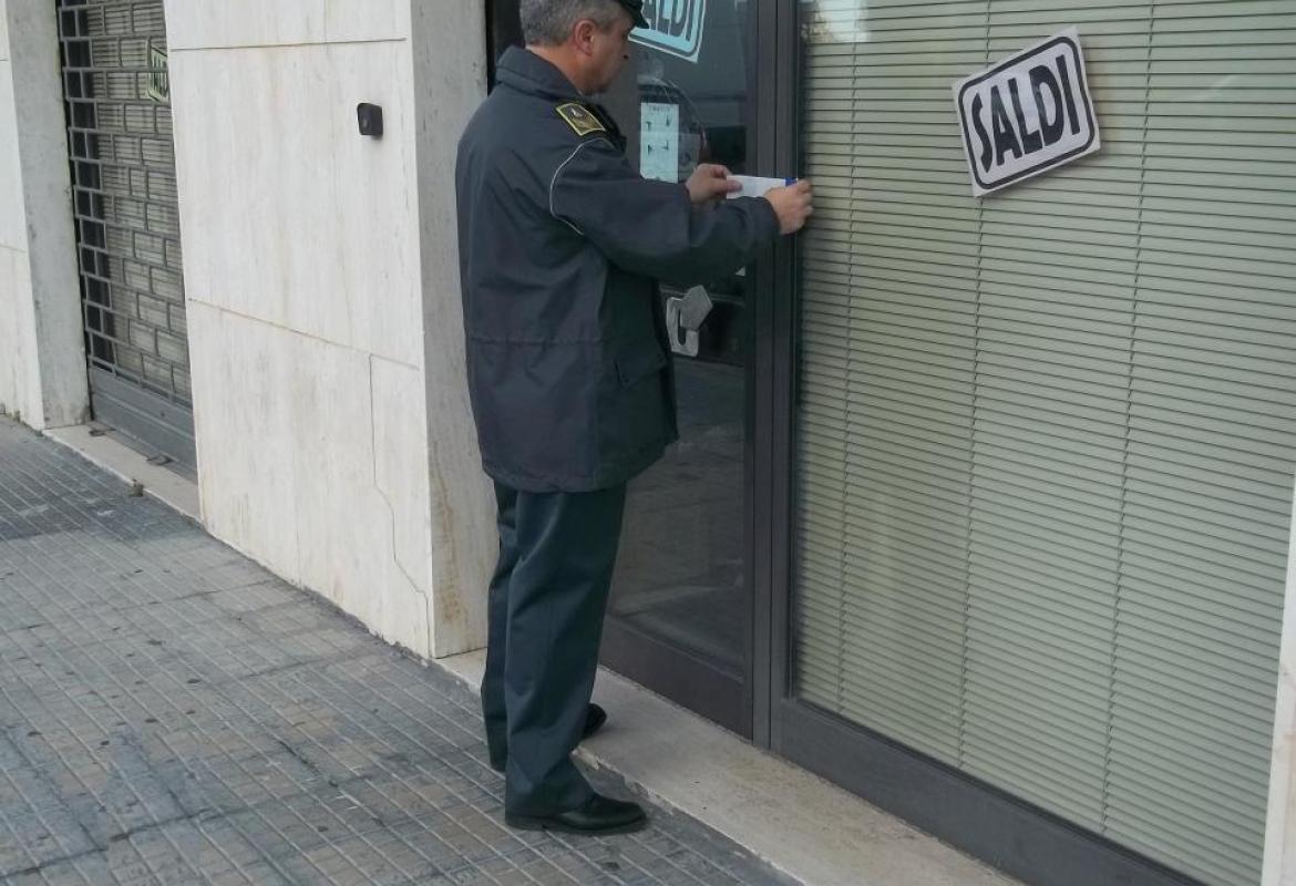 Non avevano emesso gli scontrini fiscali, chiusi quattro negozi
