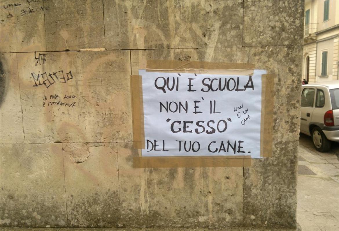 Quegli inquietanti cartelli davanti alla 'Pascoli' 
