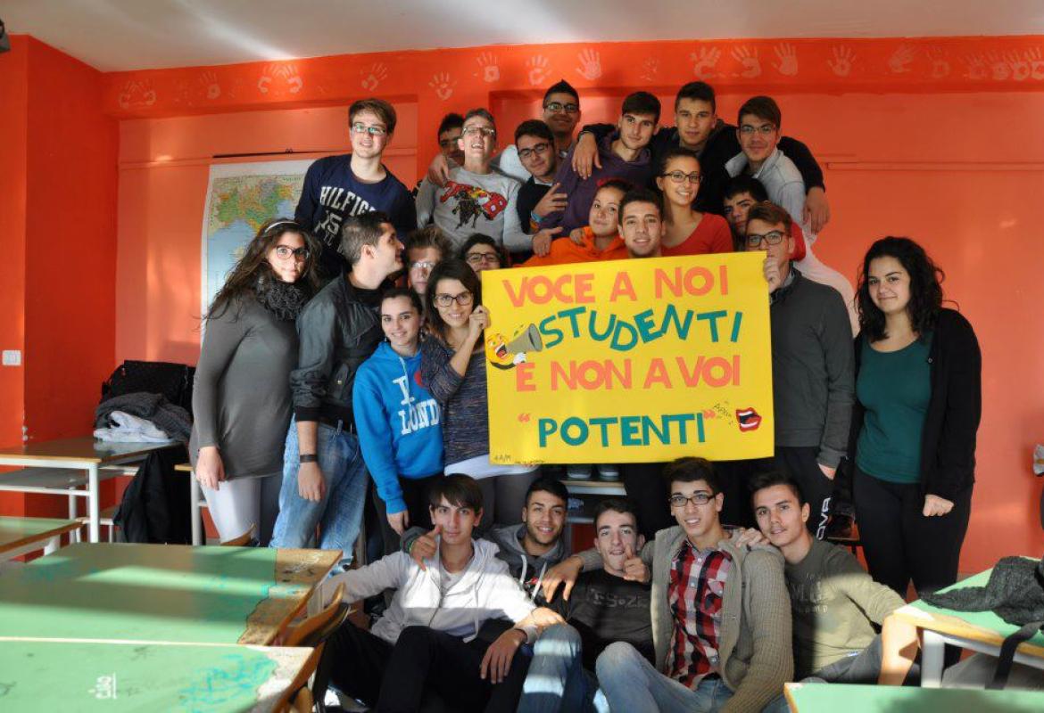 Voce a noi studenti non a voi potenti!