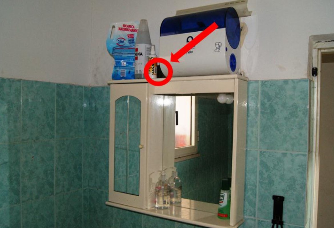 Installa una telecamera in bagno per spiare i colleghi, denunciato