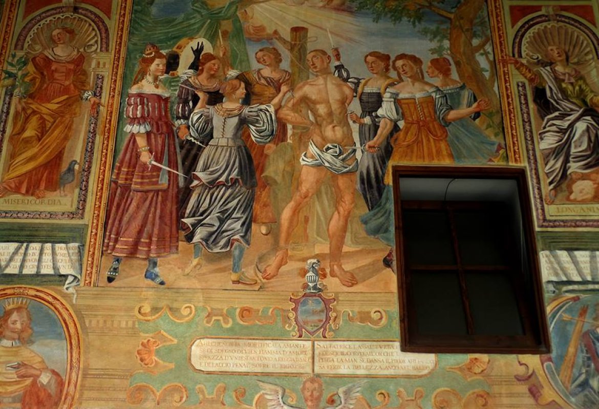 La “donna nera” fa una danza macabra attorno al frate martire