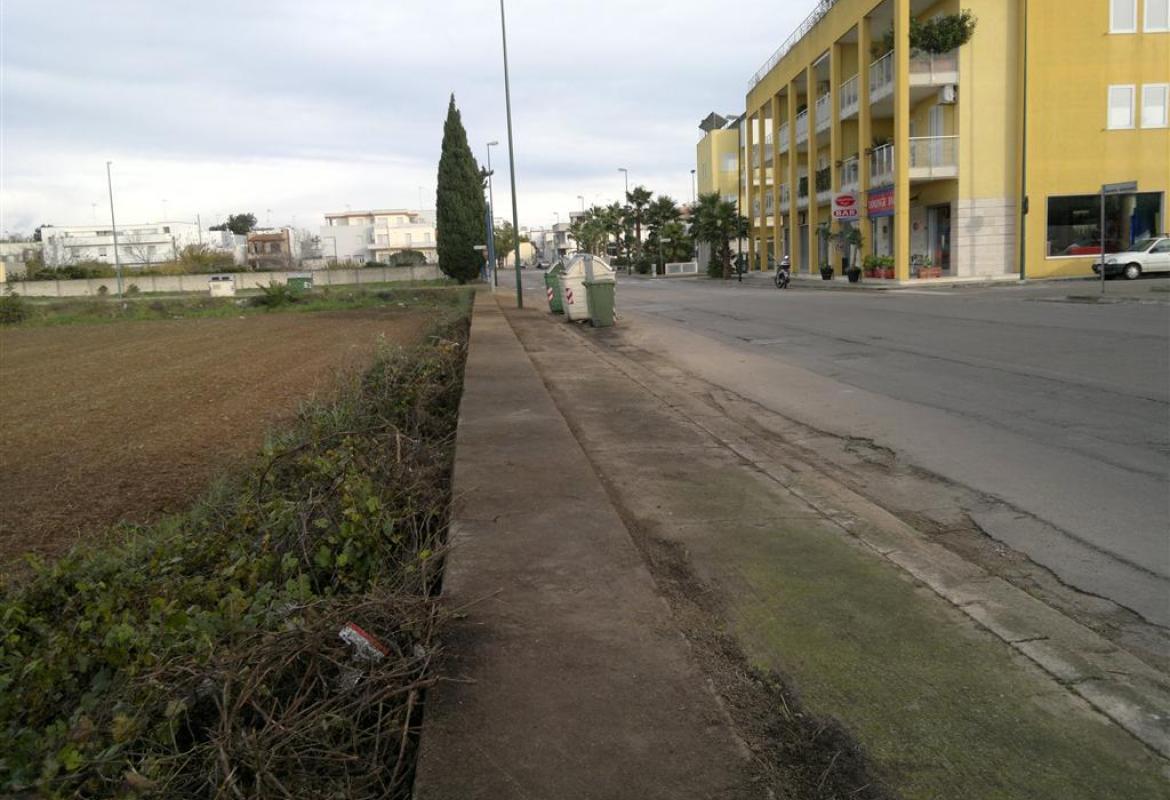 Tirato a lucido il marciapiede di via Kennedy