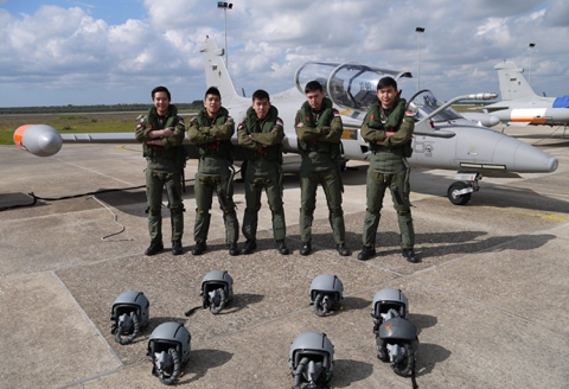 Cinque allievi piloti di Singapore ricevono oggi al 'Cesari' di Galatina l'Aquila Turrita