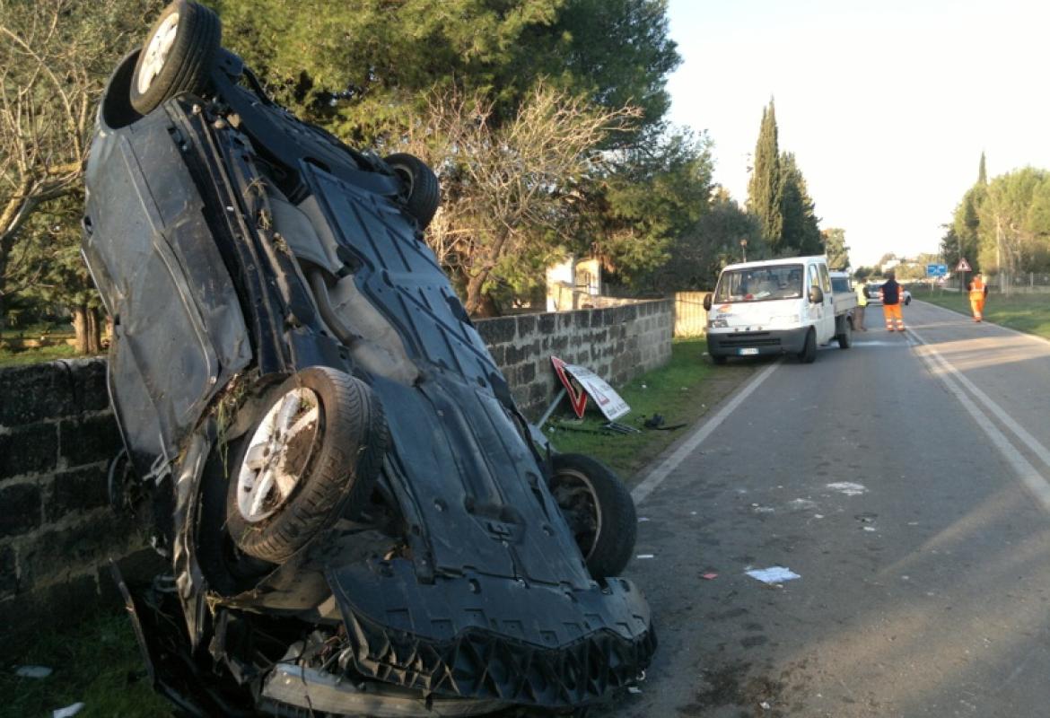 Tragico impatto nella notte, muore un 18enne