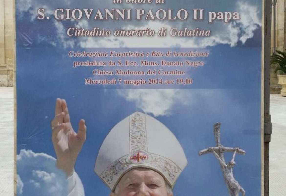 Si inaugura il monumento a San Giovanni Paolo II nel piazzale della Chiesa del Carmine.