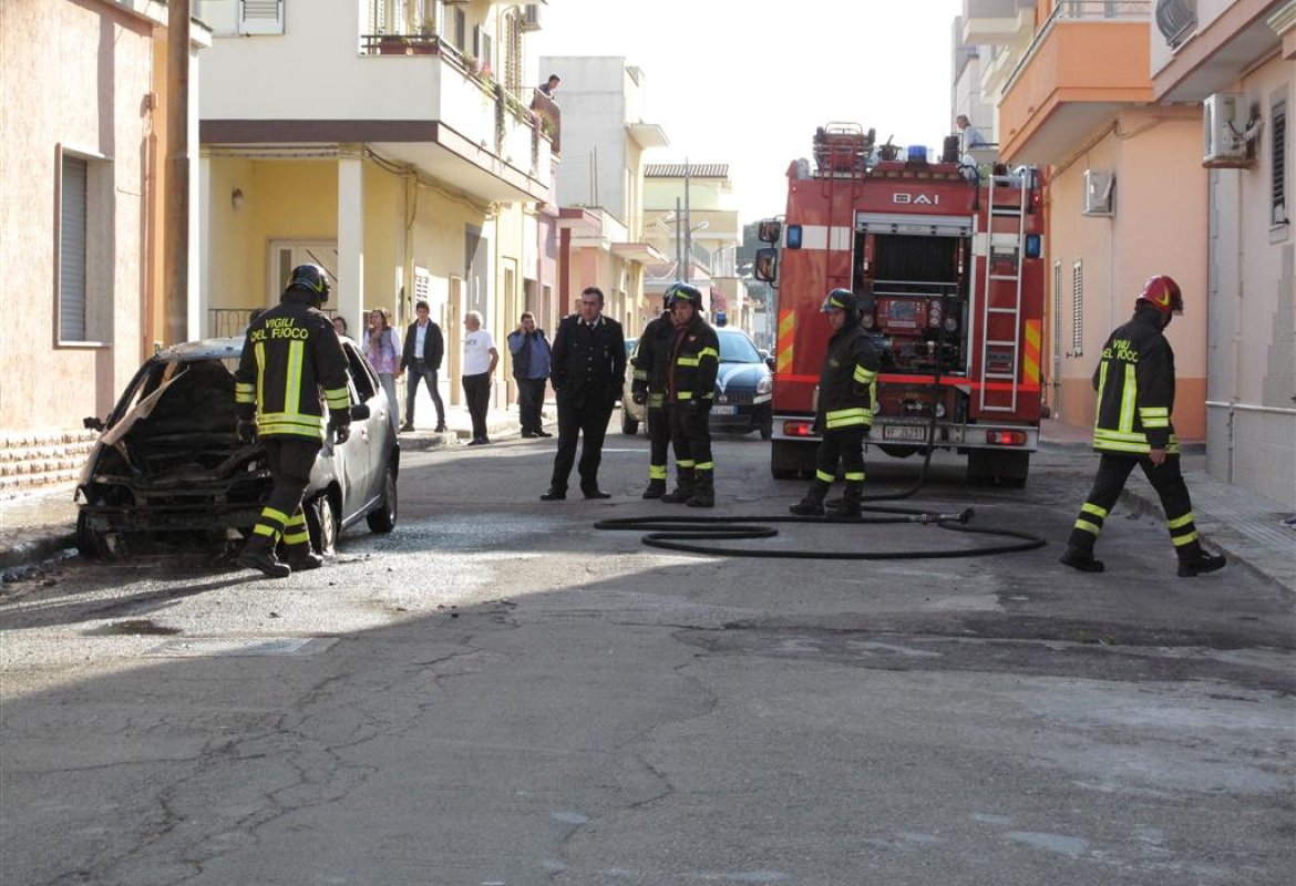 Auto in fiamme, paura a Galatina in via Bergamo