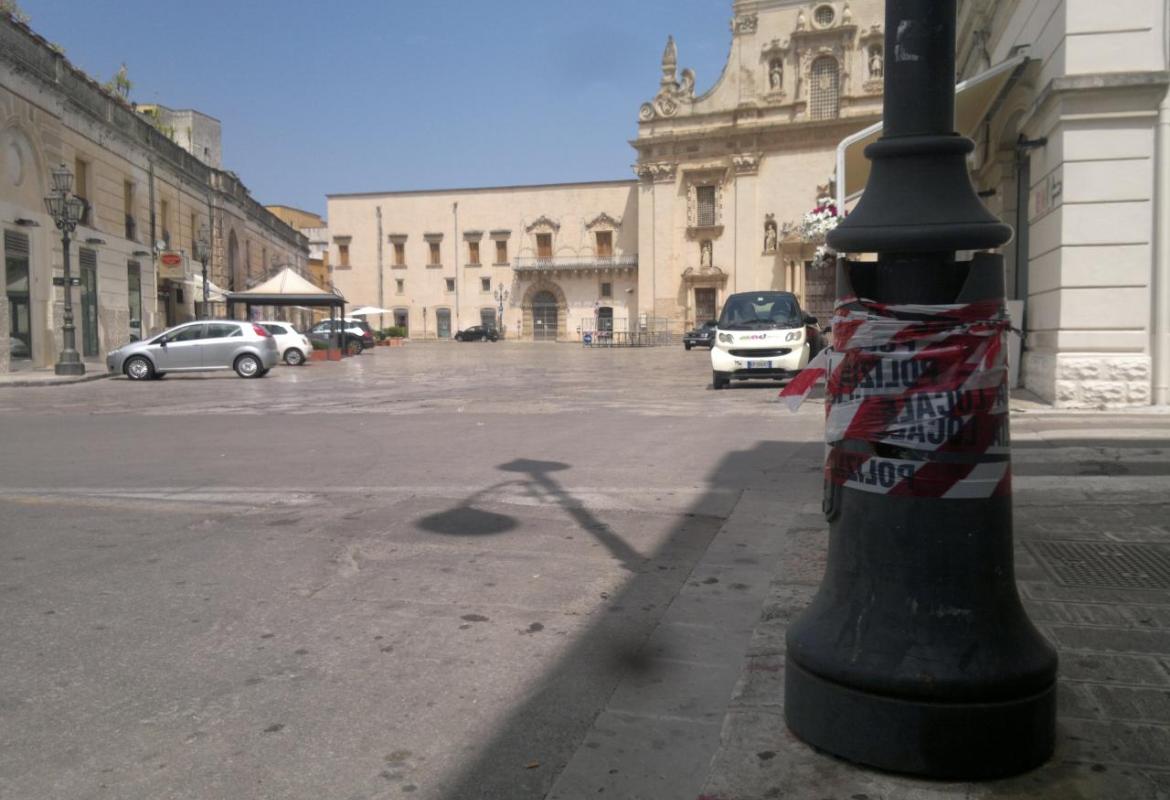 Galatinese alla guida ubriaco finisce contro un palo in piazza San Pietro, denunciato