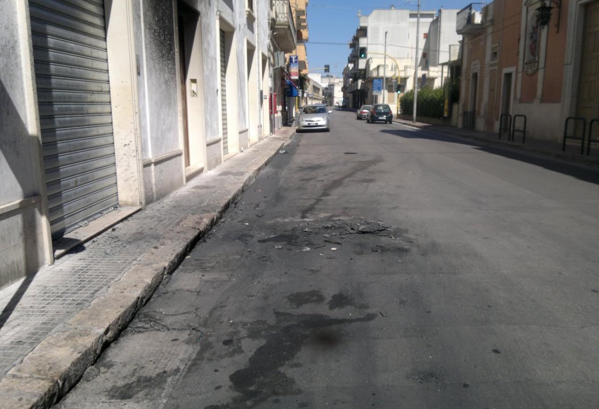 Le fiamme distruggono nella notte un'auto in via Roma