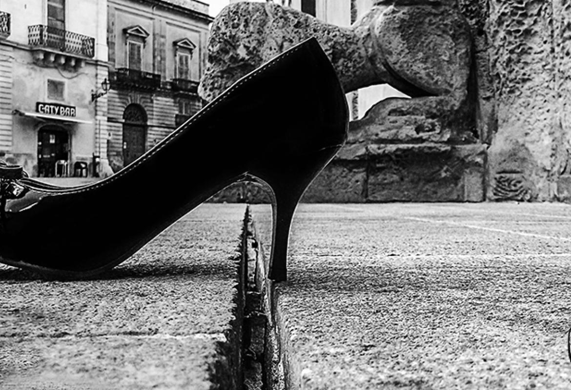 Il lamento di quella scarpa con il tacco a spillo