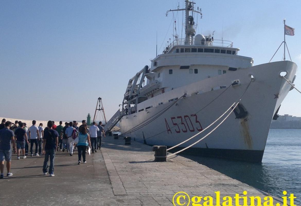 Tecnici e marinai. Il fascino della vita di bordo colpisce i ragazzi del professionale di Galatina in visita sulla 'Magnaghi' ormeggiata a Gallipoli