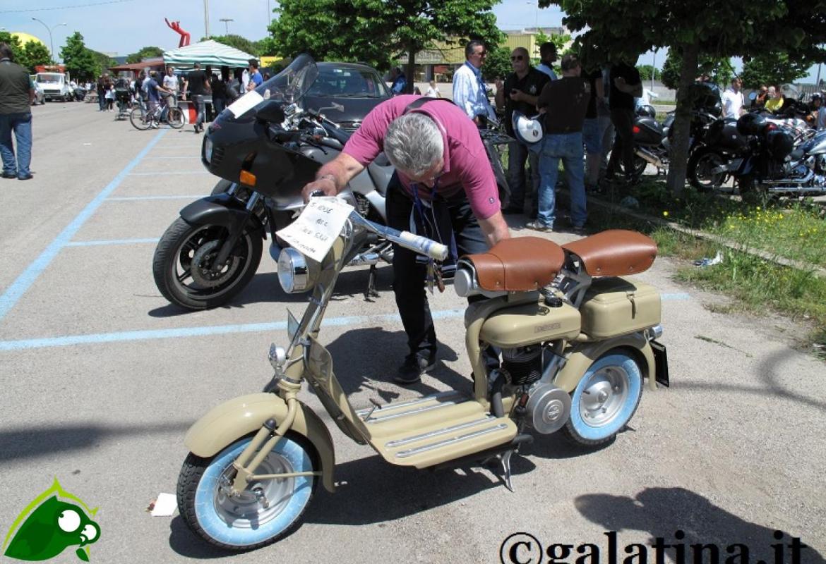 Auto e moto d'epoca in piazza a Galatina