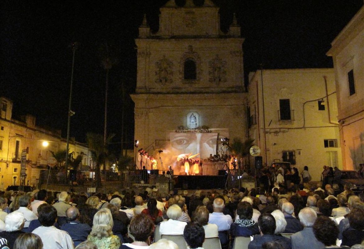 La forza della fede cantata in via Turati