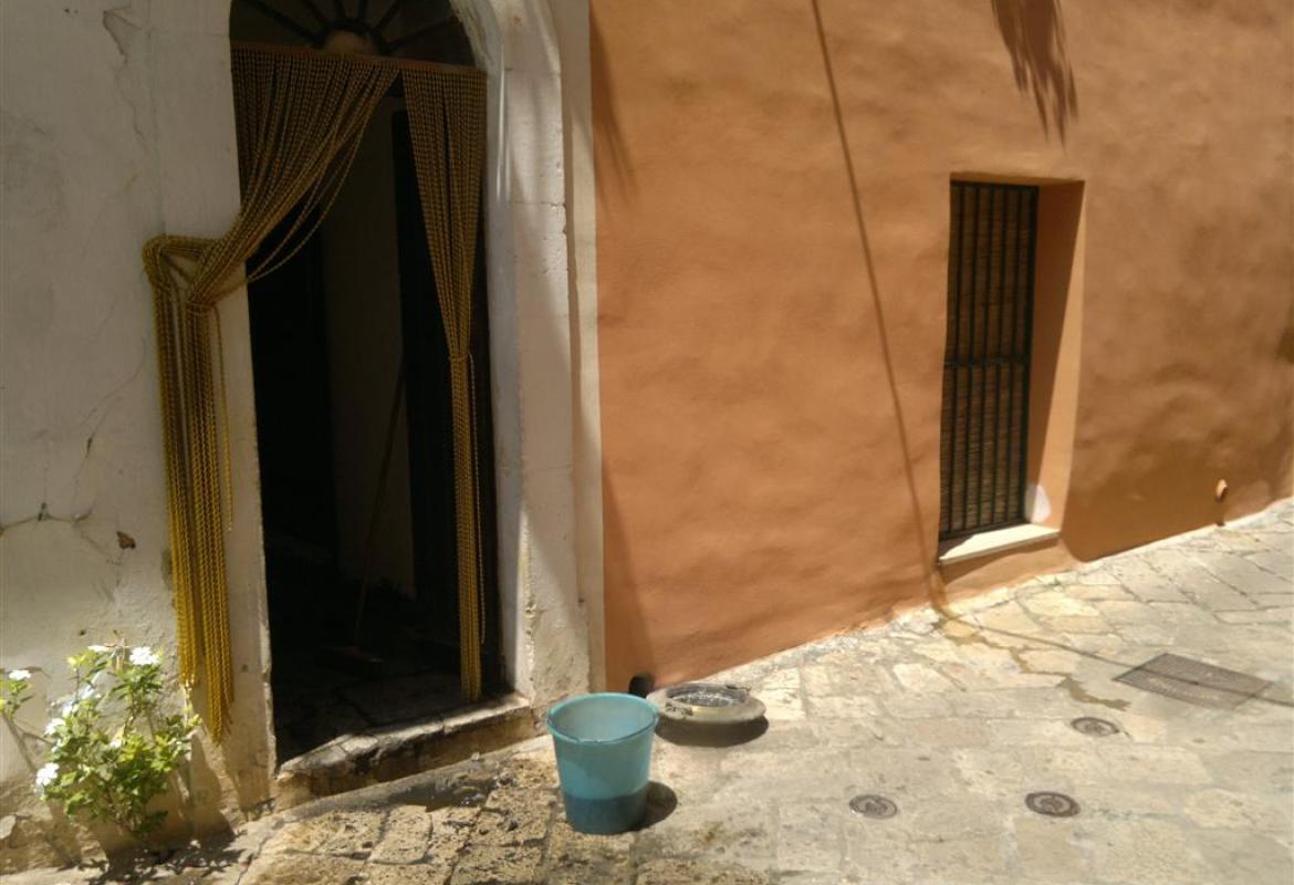 Fiamme e tanta paura in via Romani