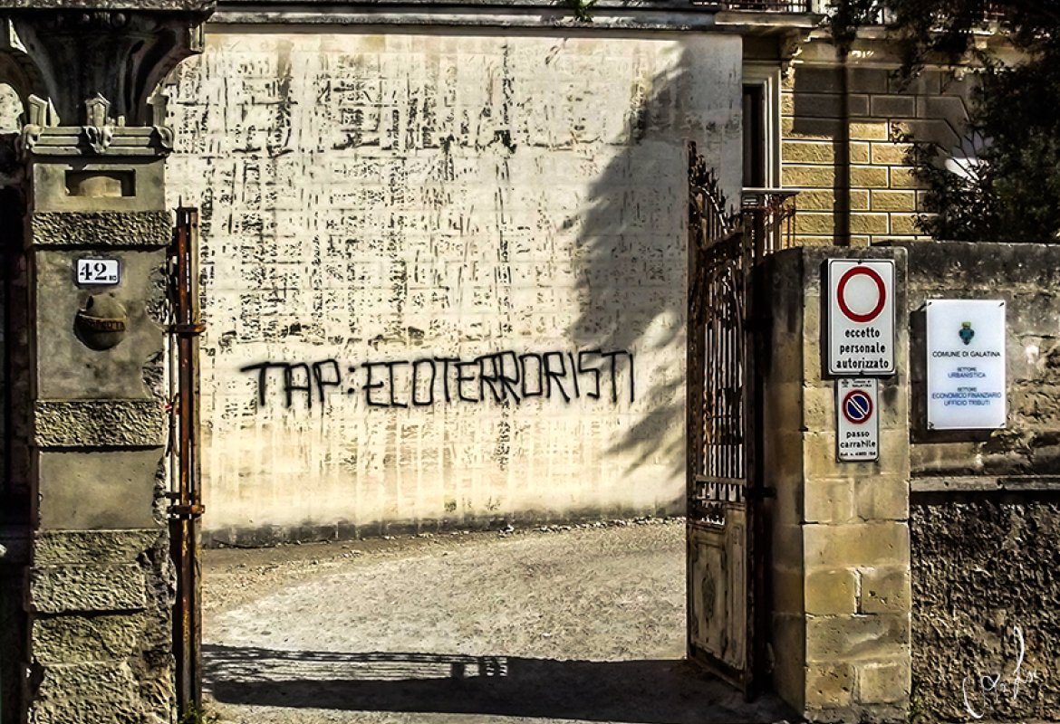 Galatina sporcata nella notte da scritte 'No Tap'