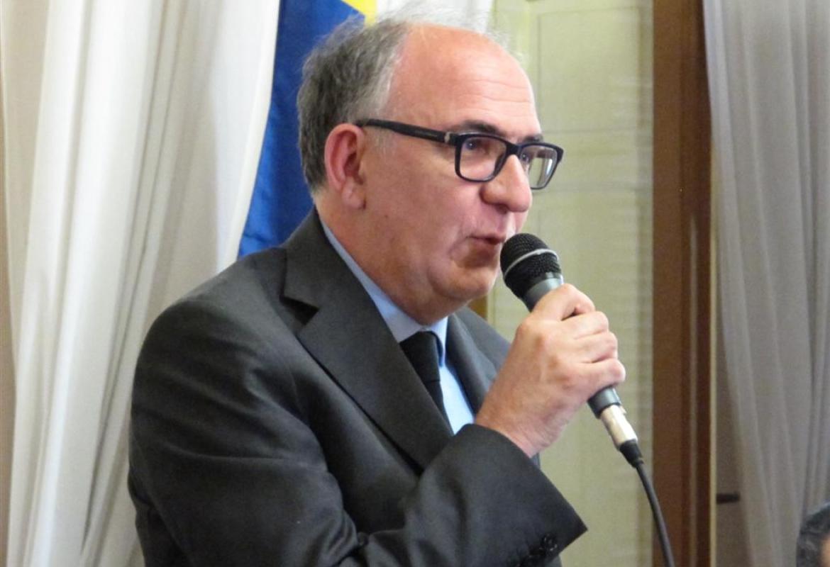 "Abbaiano alla luna con una trave nell'occhio"